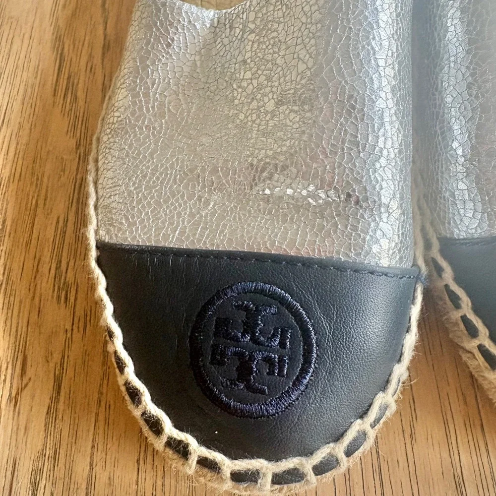 $198‎ TORY BURCH Colorblock Espadrille Sz 6 Silver Cracked Metallic & Navy Flats